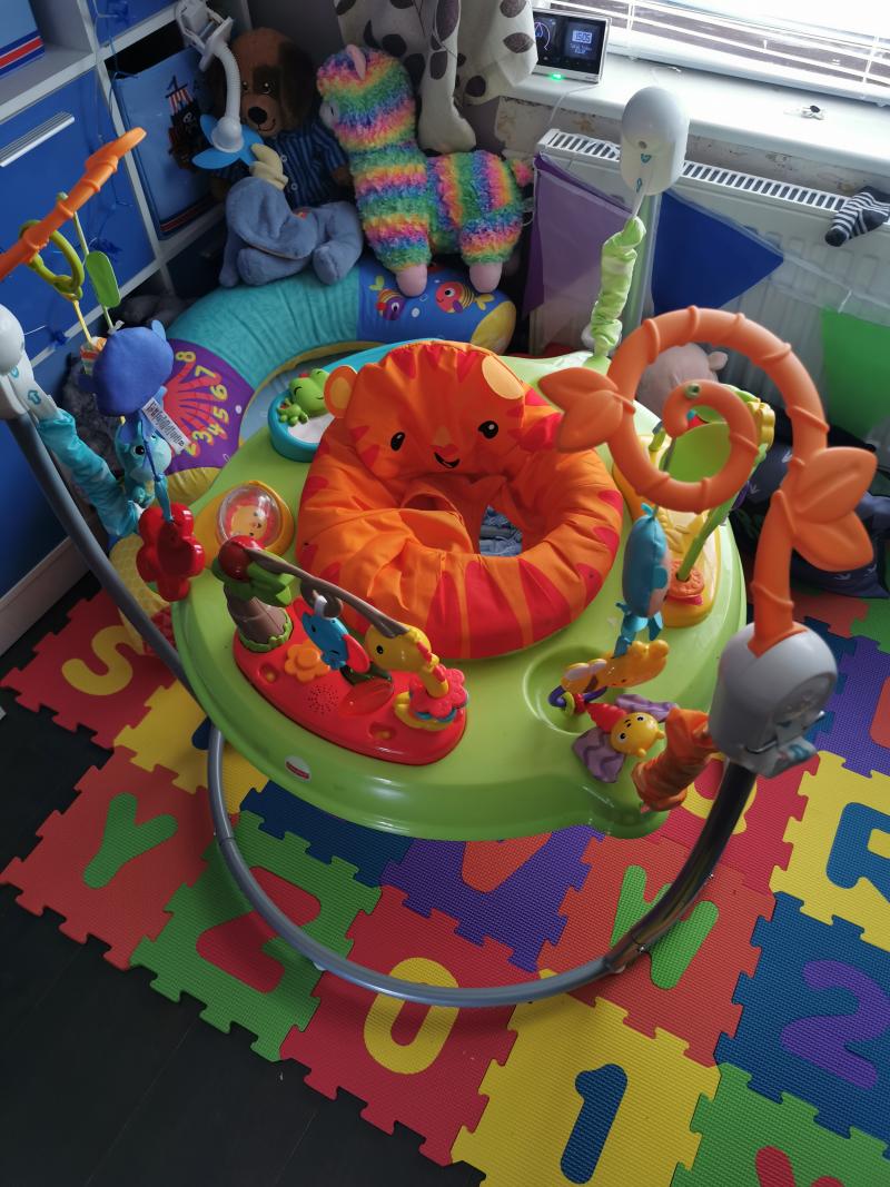 Does a sale jumperoo fold